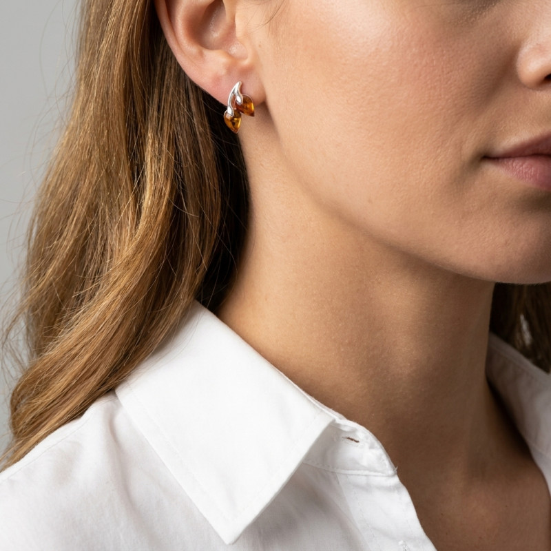 Boucles d'oreilles puces argent et ambre branche porté