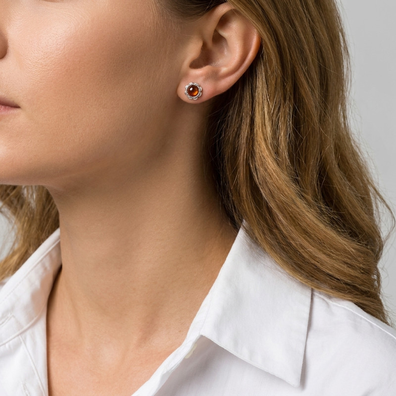 Boucles d'oreilles puces argent et ambre fleur porté