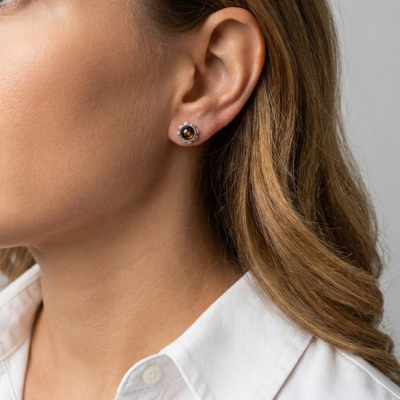 Boucles d'oreilles puces argent et ambre verte fleur porté