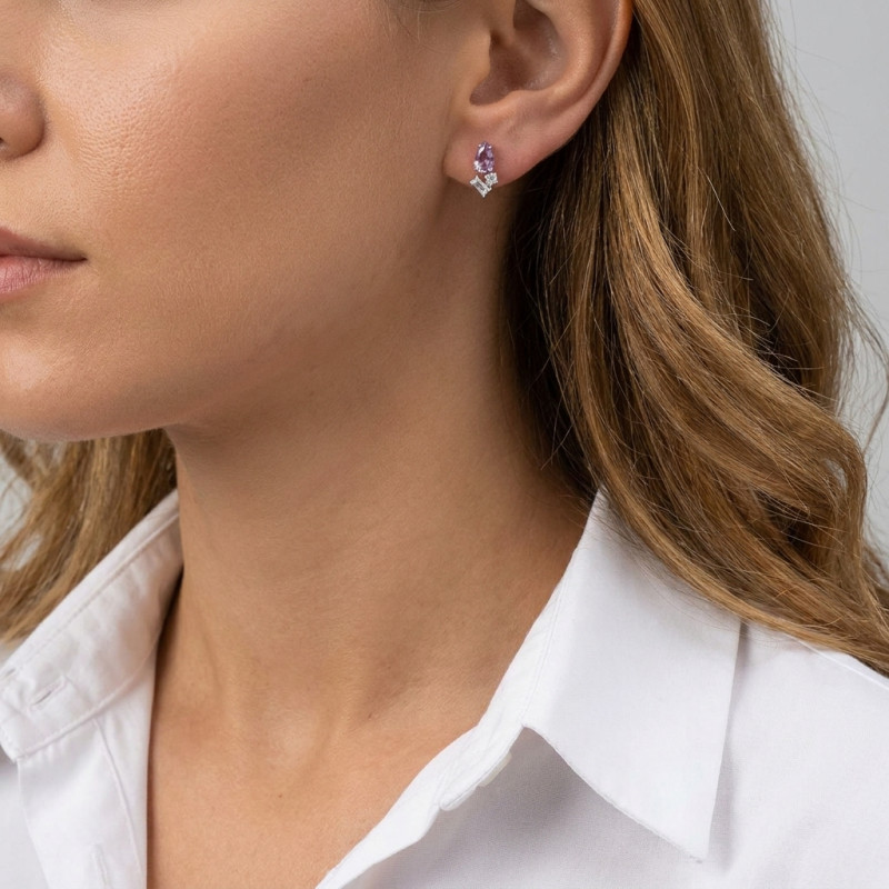 Boucles d'oreilles Puces Argent Rhodié Améthyste et Oxydes de zirconium porté