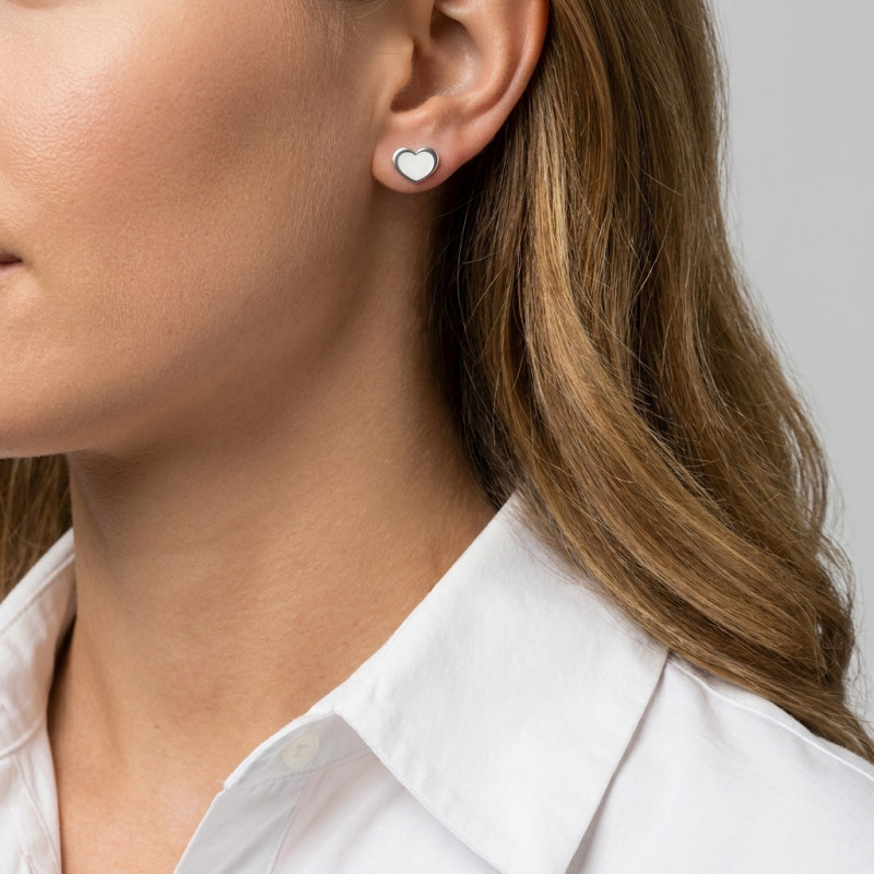 Boucles d'oreilles Puces Argent Rhodié Coeur et Nacre porté