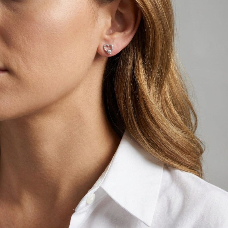 Boucles d'oreilles Puces Argent Rhodié Coeur et Oxyde de zirconium porté