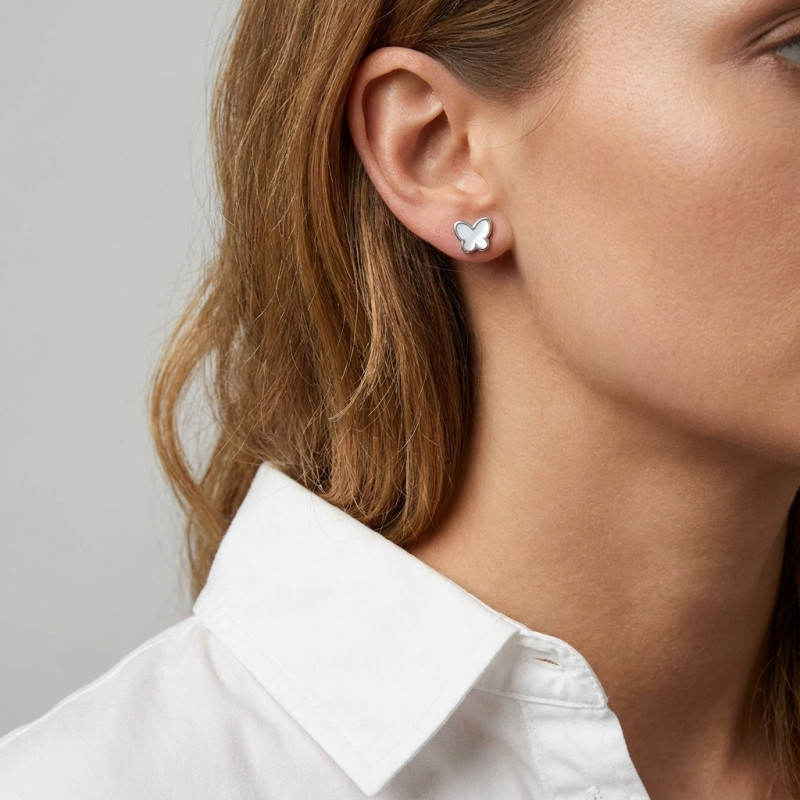 Boucles d'oreilles puces Argent Rhodié papillon en nacre porté