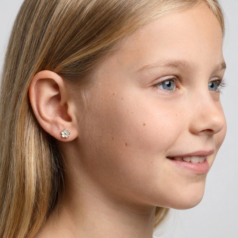 Boucles d'oreilles puces Or Jaune 375 Fleur en nacre porté