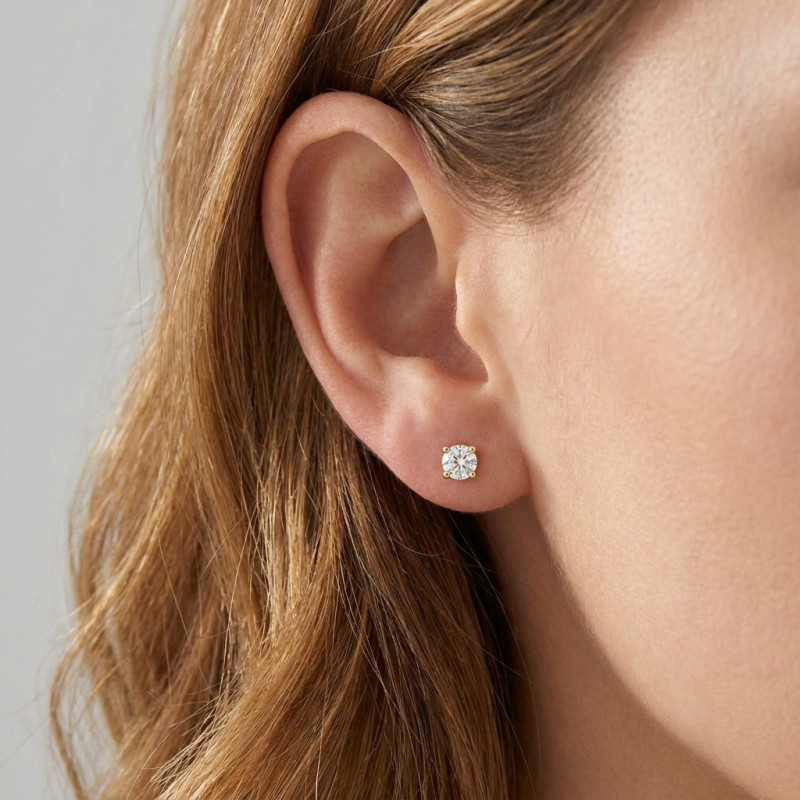 Boucles d'oreilles puces Or Jaune 375 Oxyde de zirconium 4mm porté