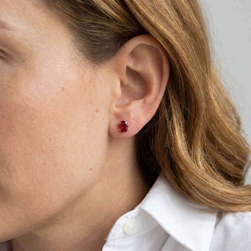 Boucles d'oreilles Rubis AAA Ovales 6x4mm Or Jaune porté
