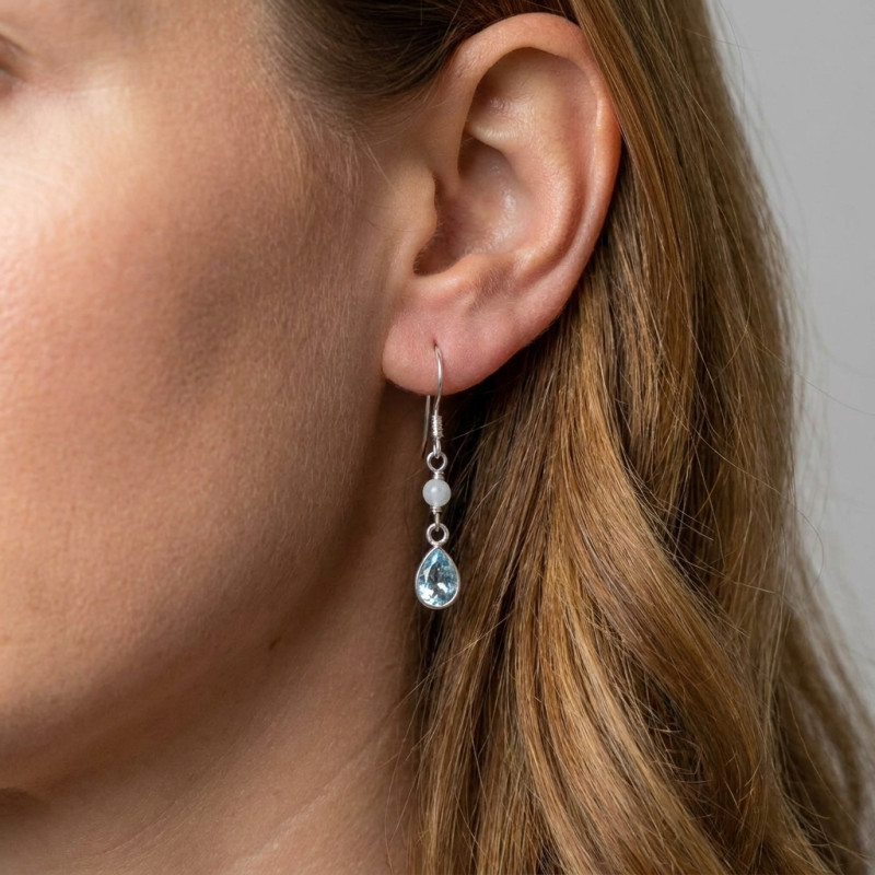 Boucles d'oreilles Topaze Bleue traitée et Labradorite sur Argent porté