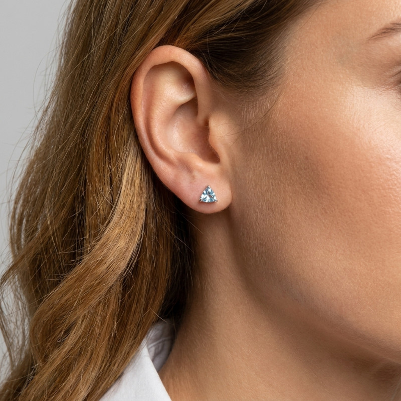 Boucles d'oreilles Topaze Bleue Traitée Triangulaire 4mm porté