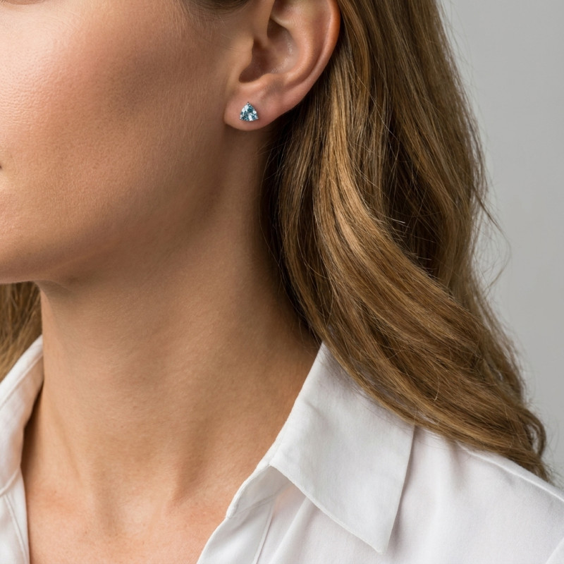 Boucles d'oreilles Topaze bleue traitée  Trillion 5mm Or Blanc 375    porté