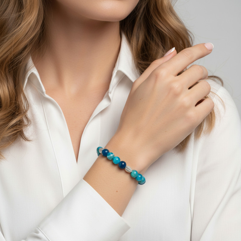 Bracelet Agate Bleue Teintée 8mm et Motif Feuille en métal porté