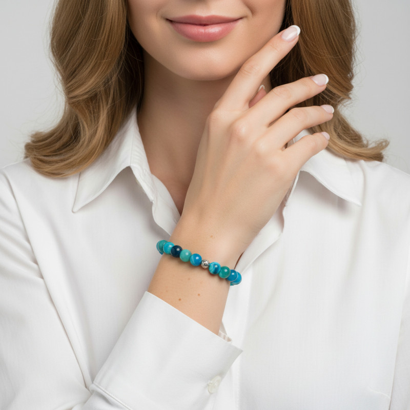 Bracelet Agate Bleue Teintée 8mm et Oeil porte bonheur en métal porté