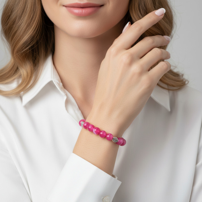 Bracelet Agate Rose Teintée 8mm et Motif Feuille en métal porté