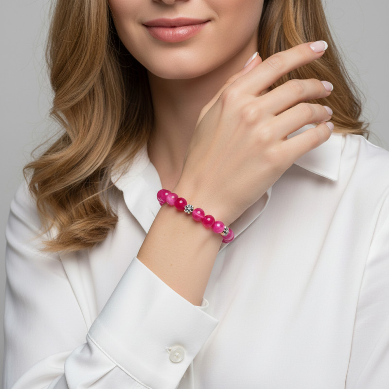 Bracelet Agate Rose Teintée 8mm et Motif Fleur en métal porté