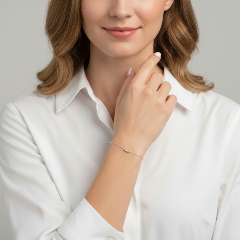 Bracelet argent étoiles et boule à strass porté