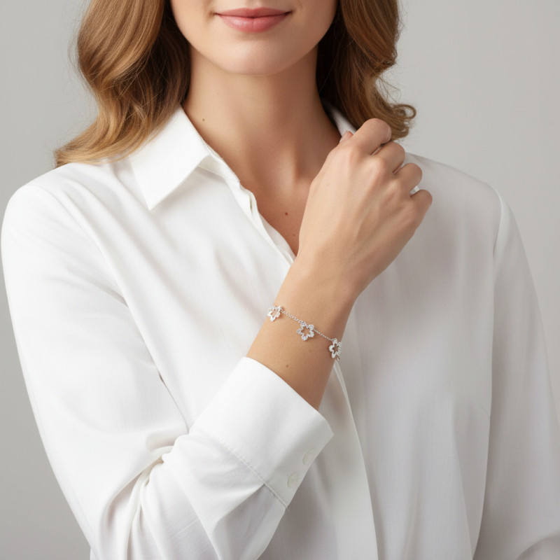 Bracelet argent rhodié breloques fleurs satinées porté