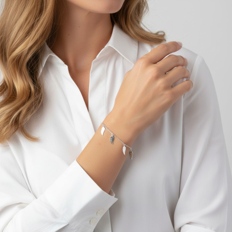 Bracelet Argent rhodié breloques Plume porté