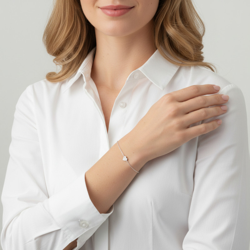 Bracelet argent rhodié coeur blanc porté