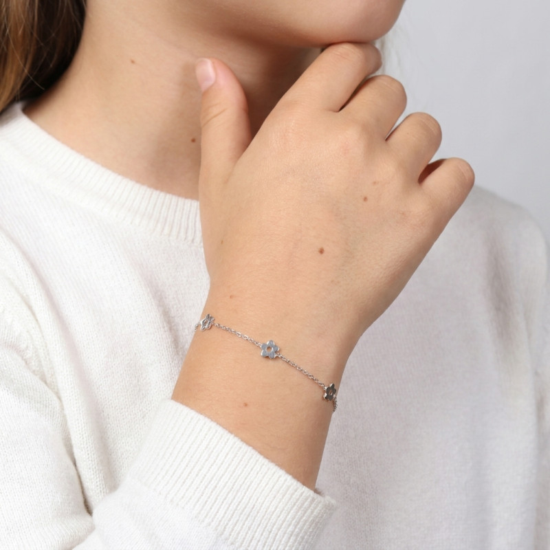 Bracelet Enfant Or Blanc 375 Motifs Fleurs porté