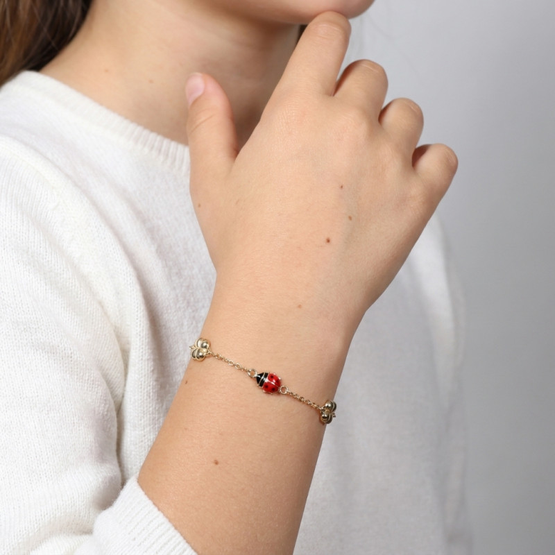 Bracelet enfant or jaune 375 coccinelle et trèfles 6,3mm x 14cm porté