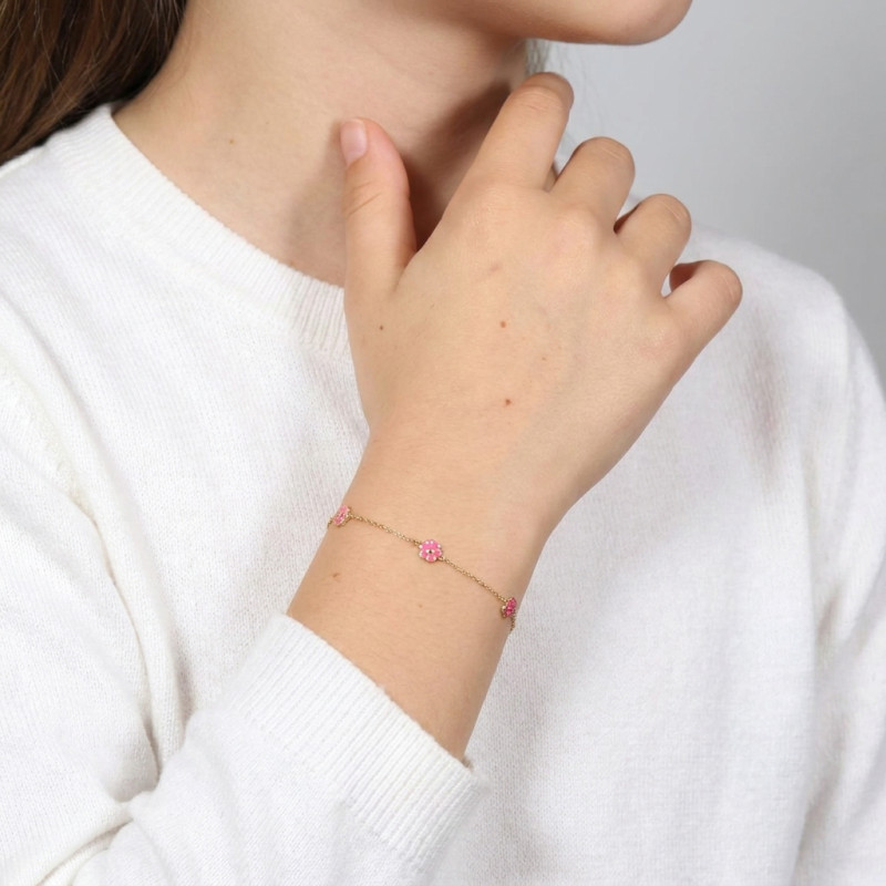 Bracelet Enfant Or Jaune 750 Motifs Fleurs porté