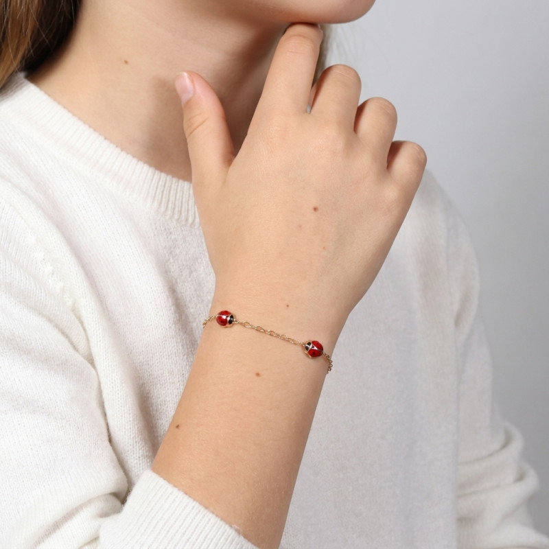 Bracelet enfant Or Jaune et Coccinelles porté