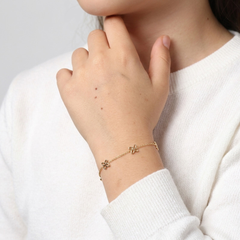 Bracelet enfant Or Jaune motifs papillions porté