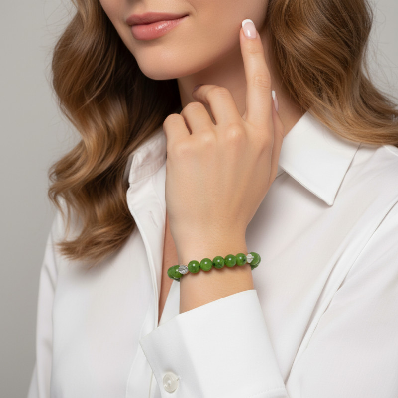 Bracelet Jade 8mm et Motif Feuille en métal porté