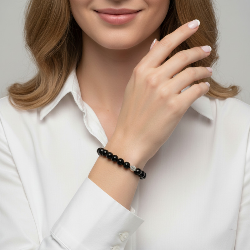 Bracelet Onyx 8mm et Motif Feuille en métal porté