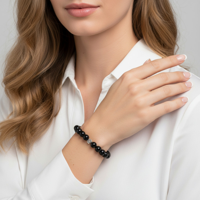 Bracelet Onyx 8mm et Motif Fleur en métal porté