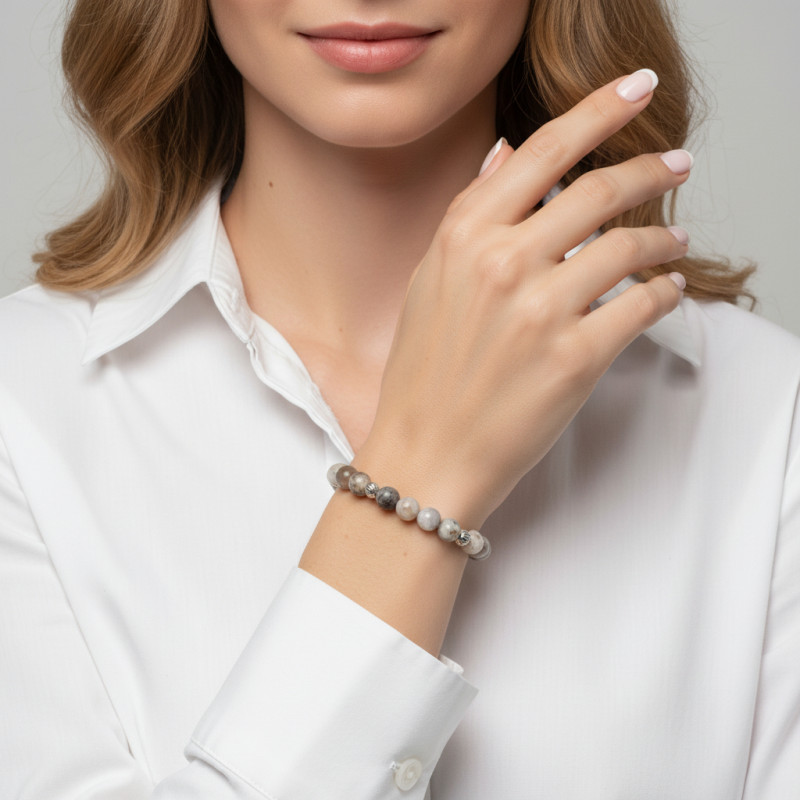 Bracelet Opale Dendritique 8mm et Motif Oeil Porte Bonheur en métal porté