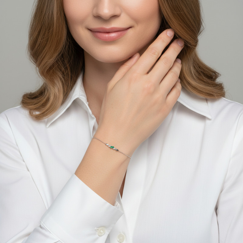 Bracelet Or Blanc 750 Emeraude et diamants porté