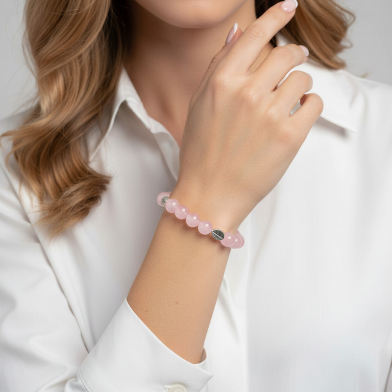 Bracelet Quartz Rose 8mm et Motif Feuille en métal porté
