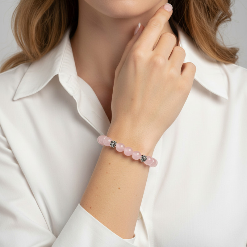 Bracelet Quartz Rose 8mm et Motif Fleur en métal porté
