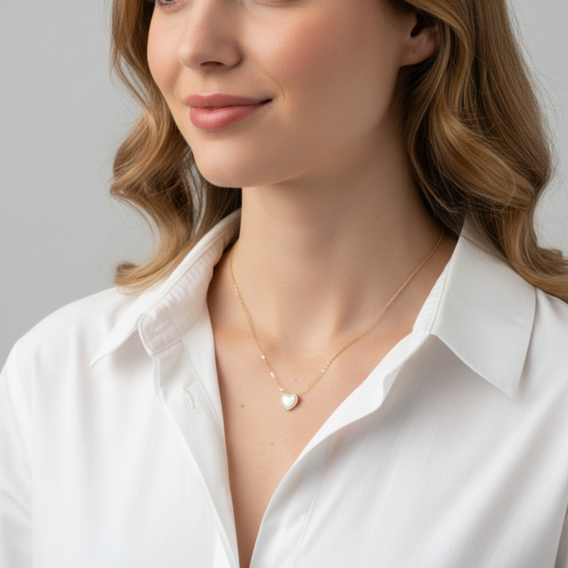 Collier Argent 925 doré cœur en nacre et oxydes de zirconium porté