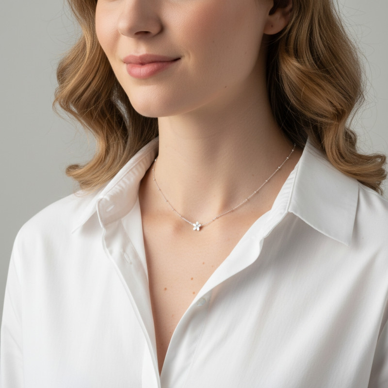 Collier Argent 925 rhodié Fleur porté