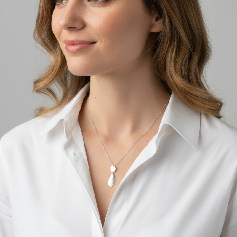 Collier Argent 925 rhodié Goutte brossée porté