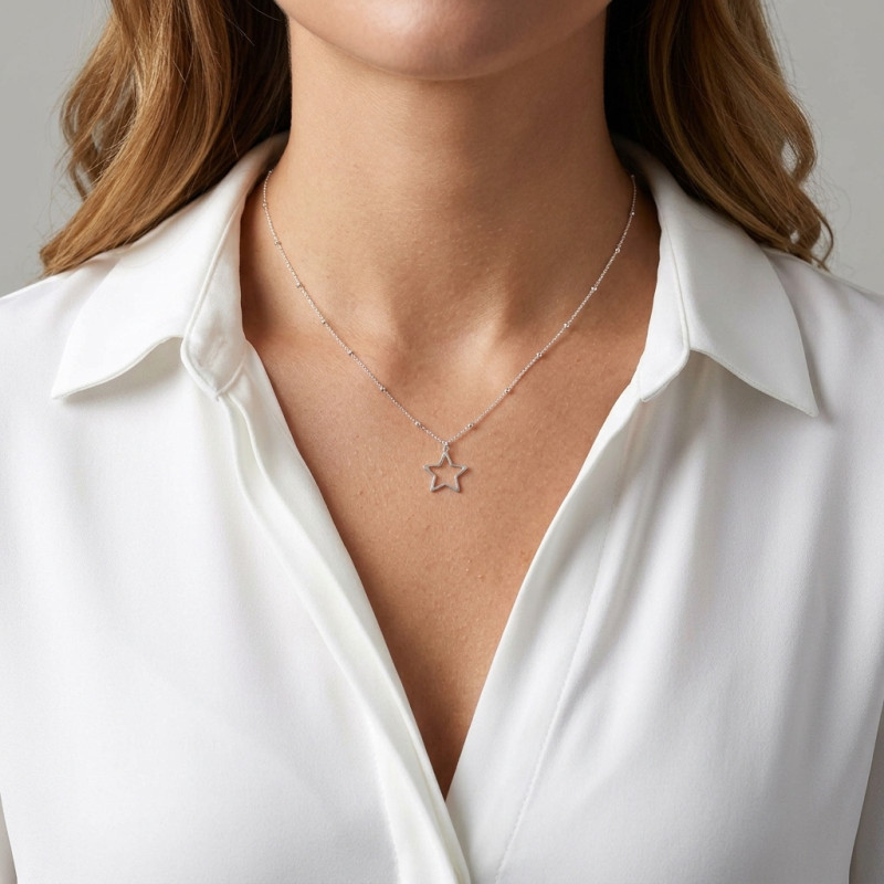 Collier argent boules et étoile porté