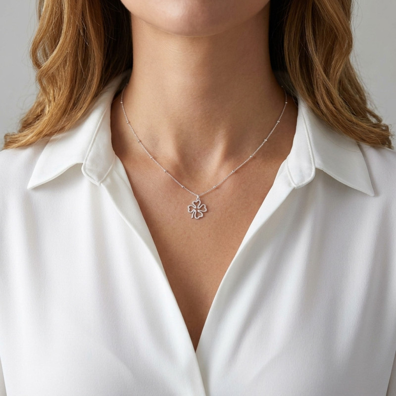 Collier argent boules et trèfle à quatre feuilles porté