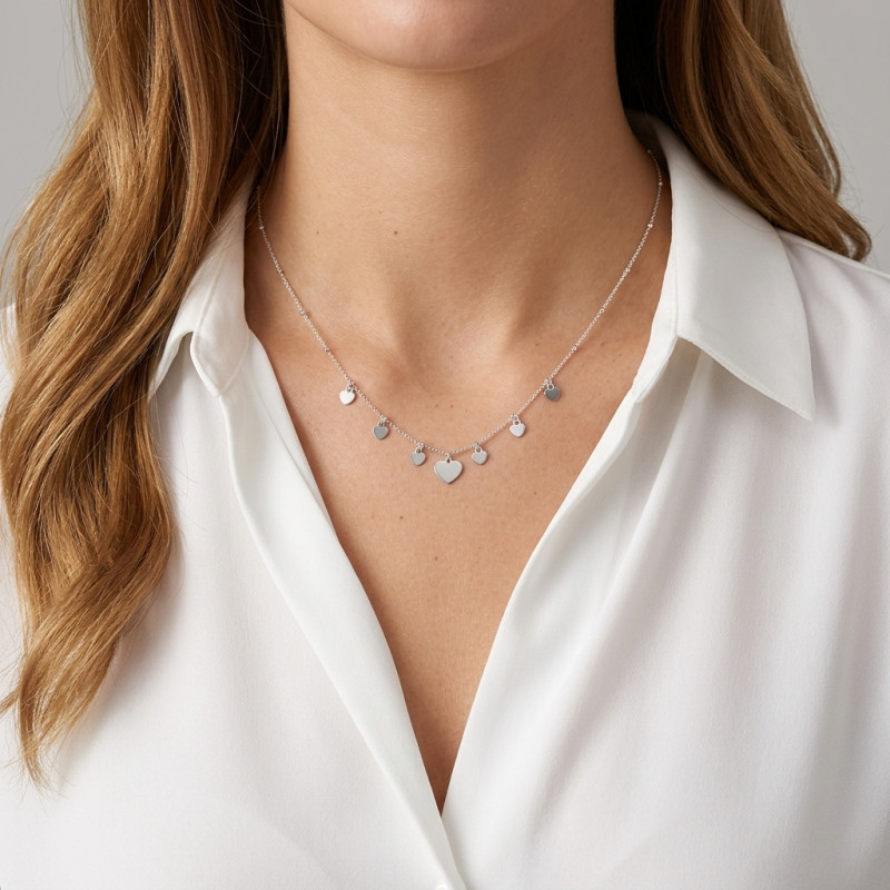 Collier argent breloques coeur porté