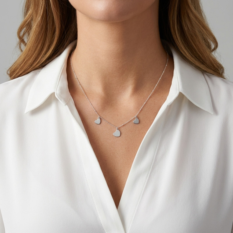 Collier argent breloques coeur porté