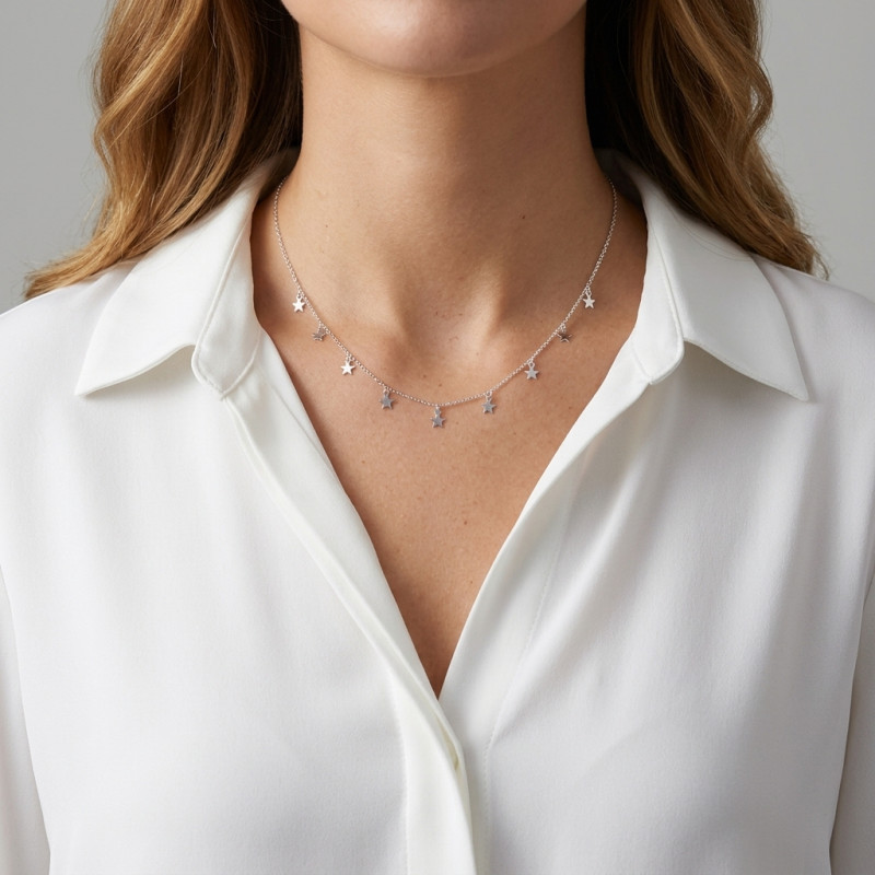Collier argent breloques étoiles porté
