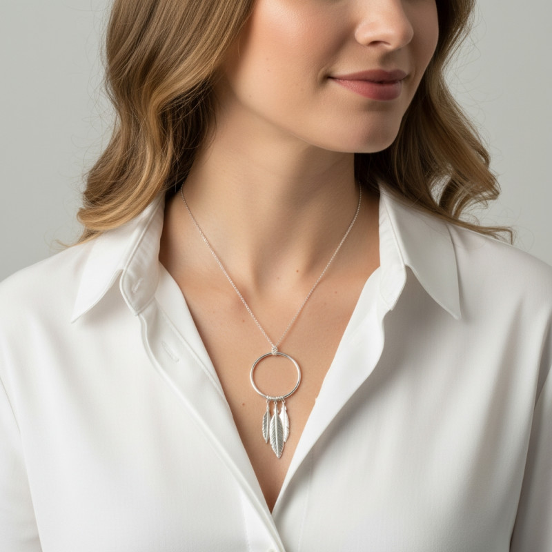 Collier Argent Cercle et Breloques Plumes porté