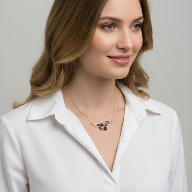 Collier Argent  Grenat Cabochon porté