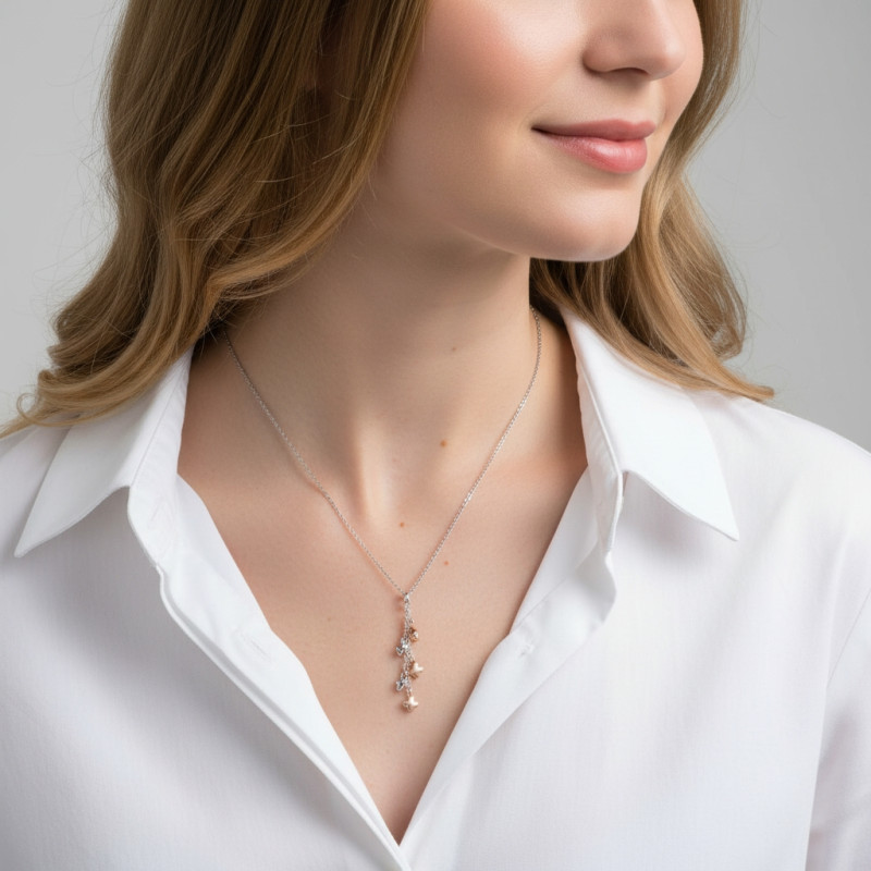 Collier argent rhodié 2 tons fleurs et papillons porté