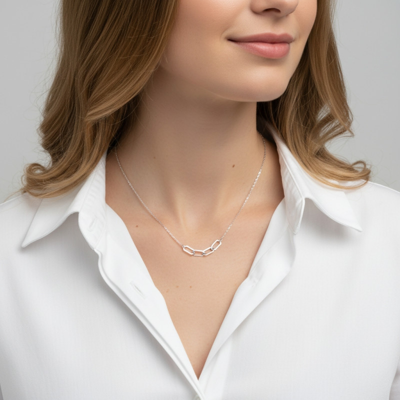 Collier Argent Rhodié 4 anneaux de forme hexagonales  porté