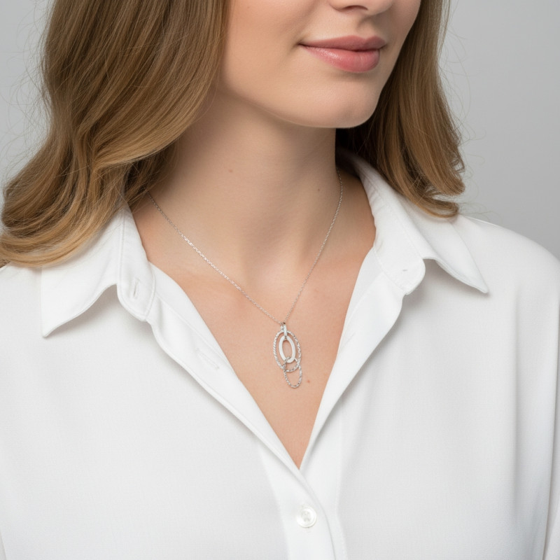 Collier Argent Rhodié Anneau Ciselés porté