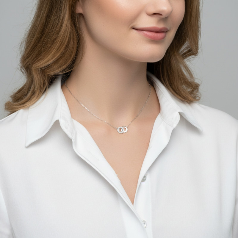 Collier Argent Rhodié Anneaux entrelacés porté