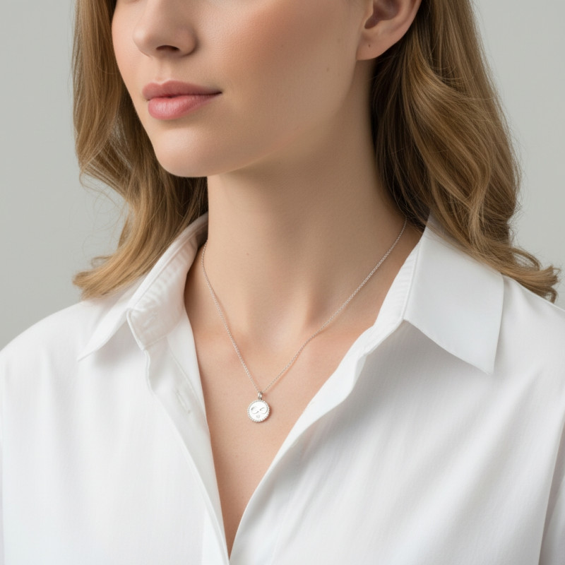 Collier argent rhodié avec petit medaillon signe infini porté