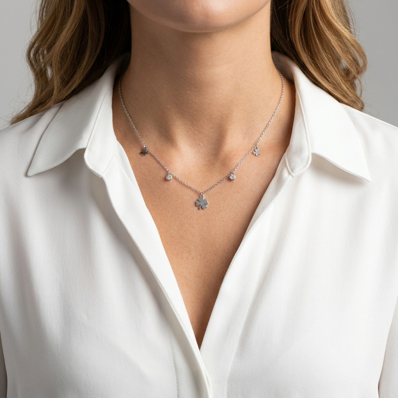 Collier argent rhodié breloques oxydes de zirconium et trèfles à quatre feuilles porté