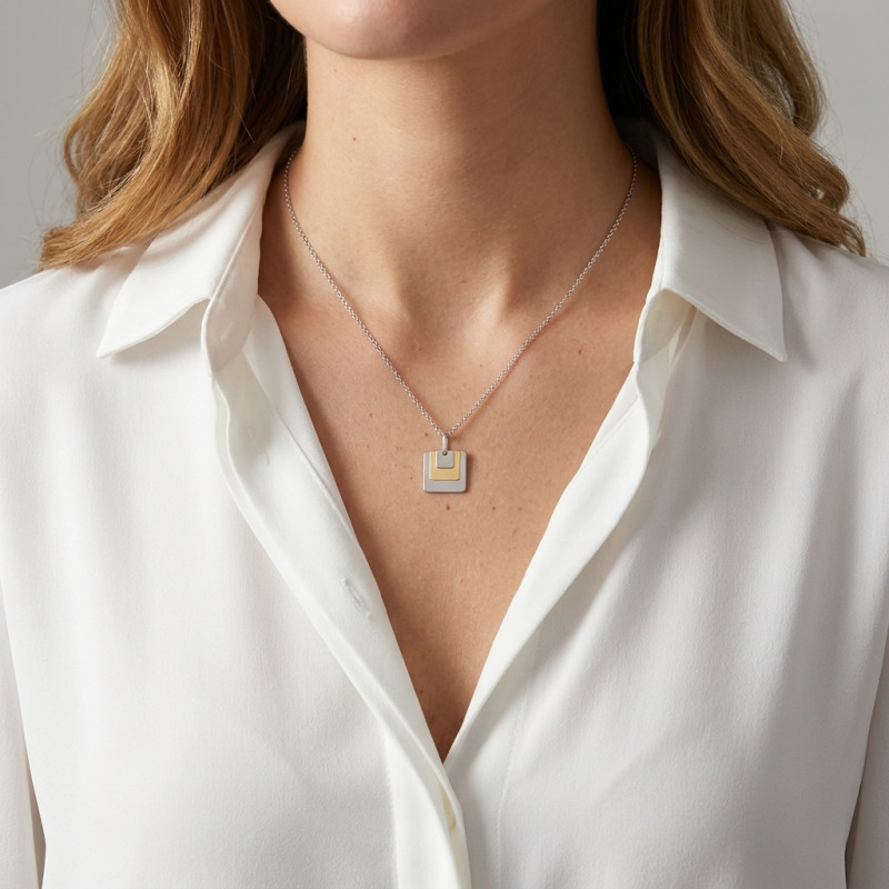 Collier argent rhodié carrés porté